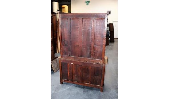 oude houten 2-delige opbergkast vv 4 deuren, afm plm 134x55x206cm, licht beschadigd